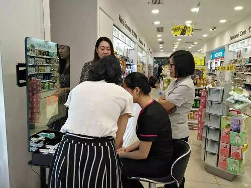 顾客正在店里体验“脸蛋”BOS+智能护肤品零售系统。